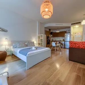 lyrioshomes-apartamento-estudio-la-biznaga.hotelsinnerja.org/