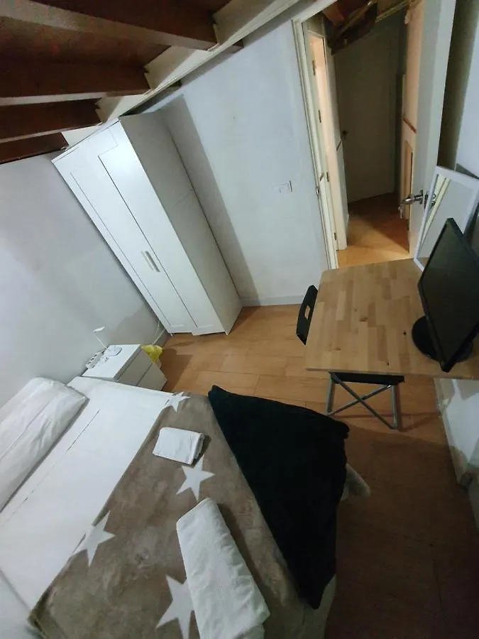 Airbhouse Private Rooms & Apartments Seville Homestay